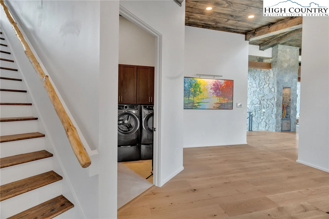 Image number 15 for the current listing