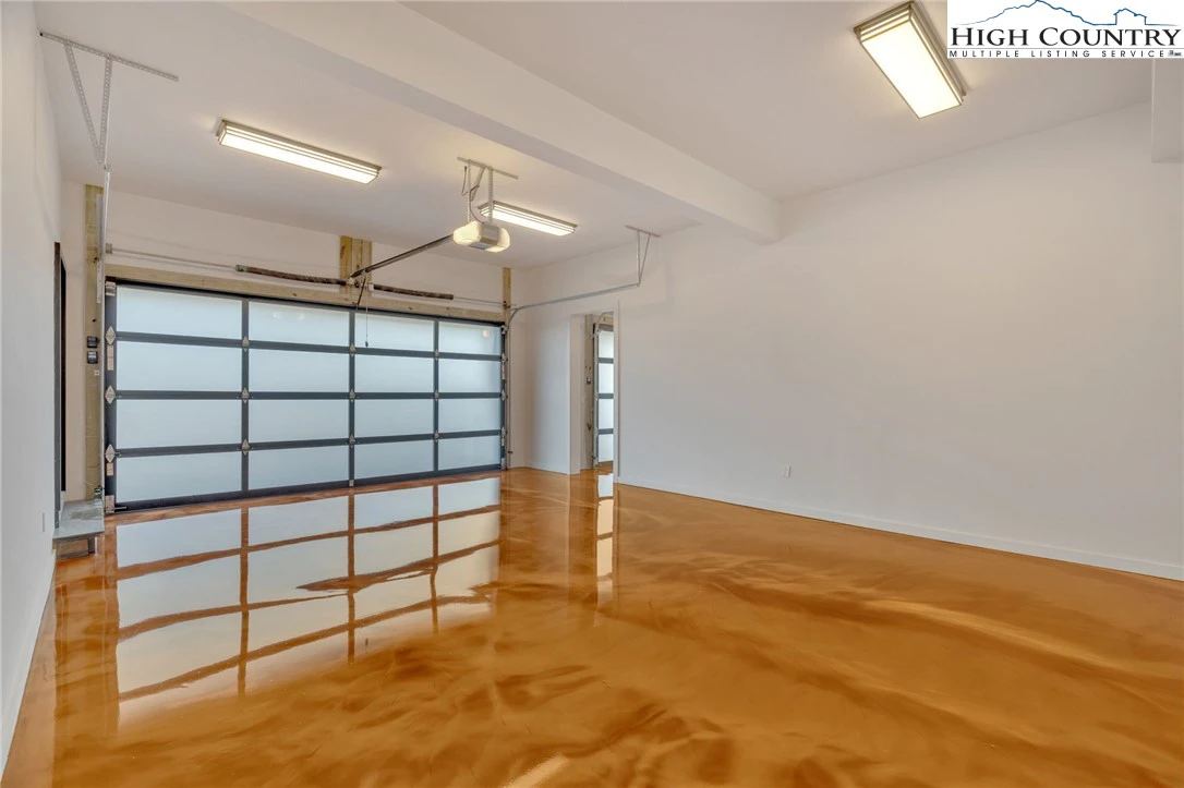 Image number 19 for the current listing