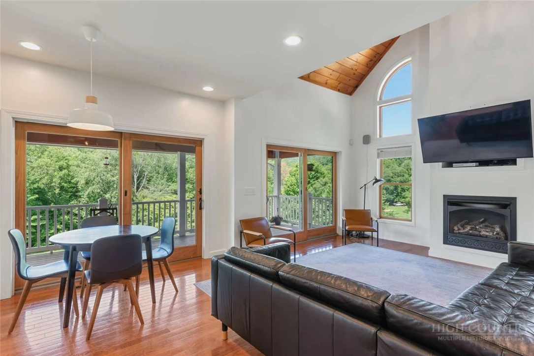 Image number 10 for the current listing