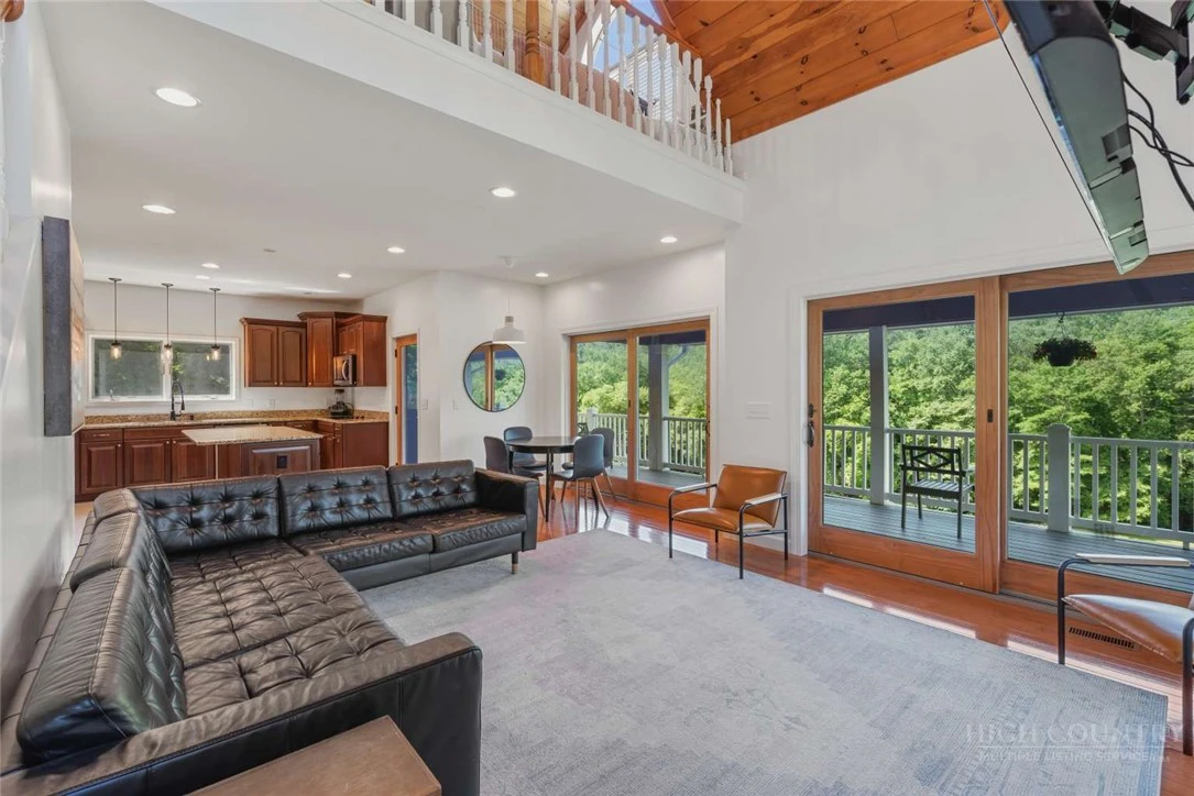 Image number 11 for the current listing