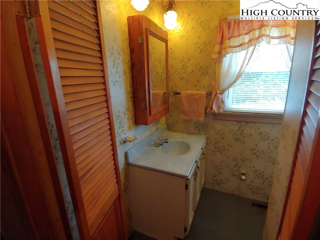 Image number 17 for the current listing