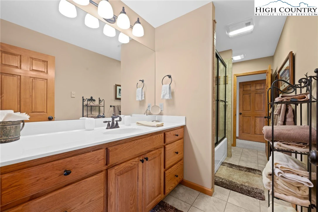 Image number 4 for the current listing
