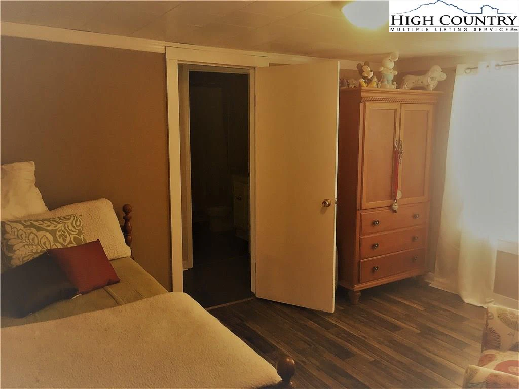 Image number 12 for the current listing