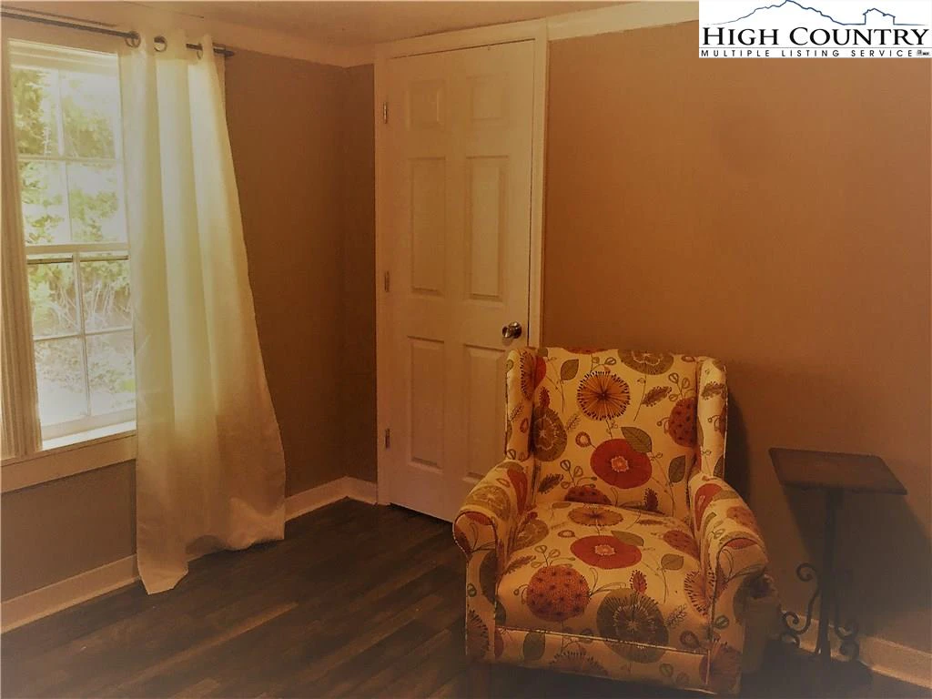 Image number 11 for the current listing