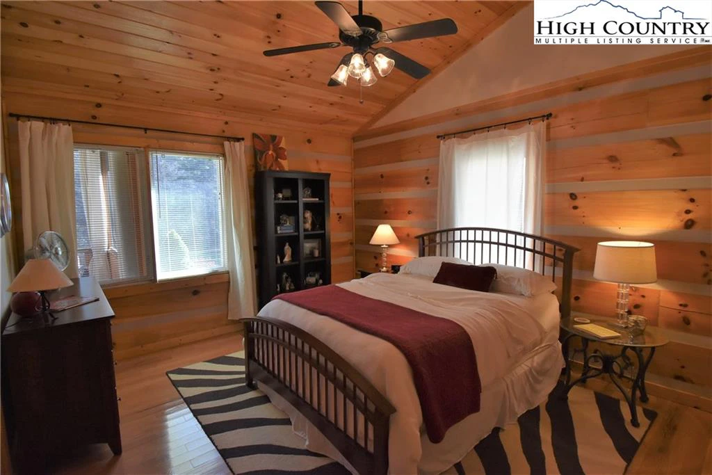 Image number 4 for the current listing