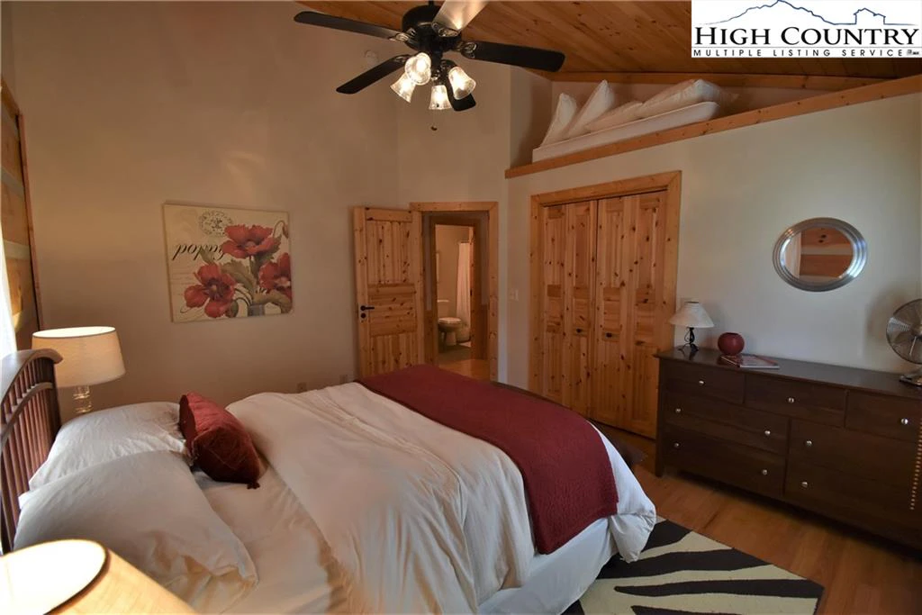 Image number 5 for the current listing