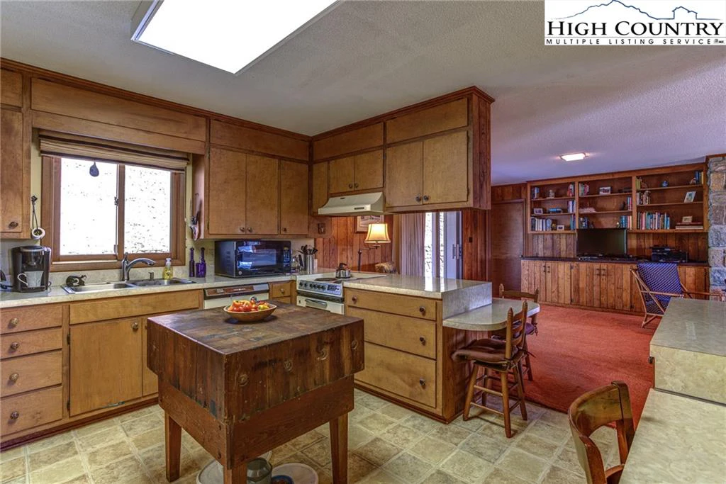 Image number 19 for the current listing