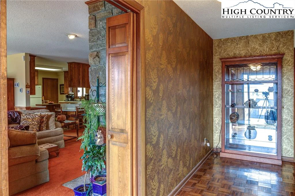 Image number 13 for the current listing