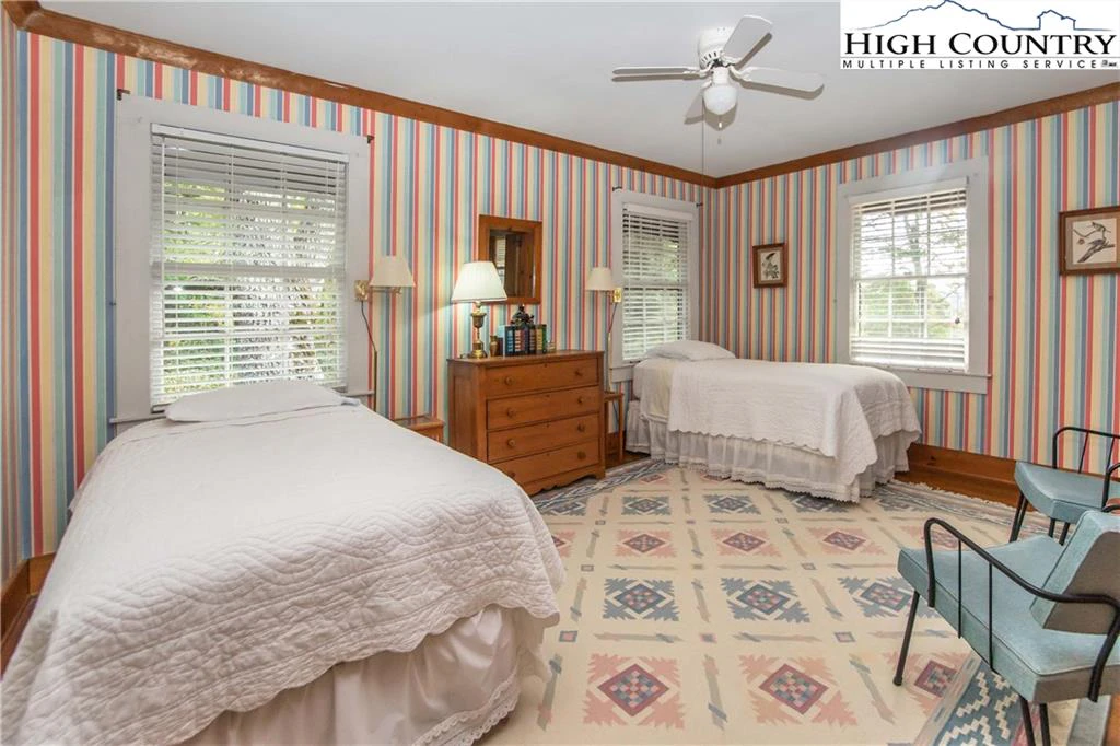 Image number 3 for the current listing
