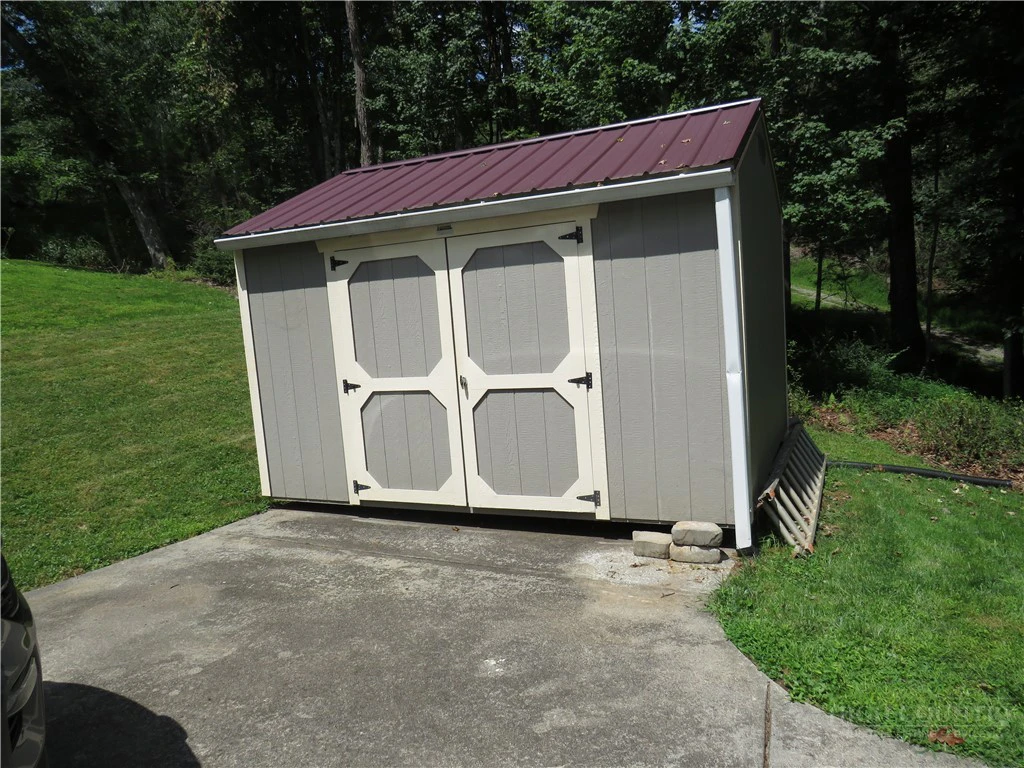 Image number 18 for the current listing