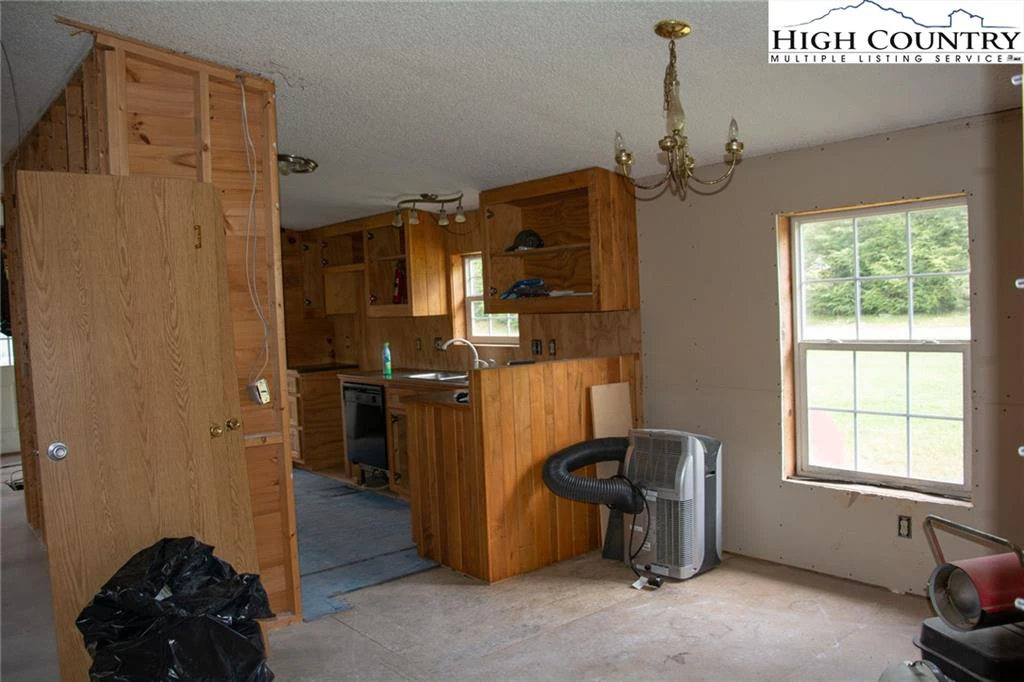 Image number 4 for the current listing