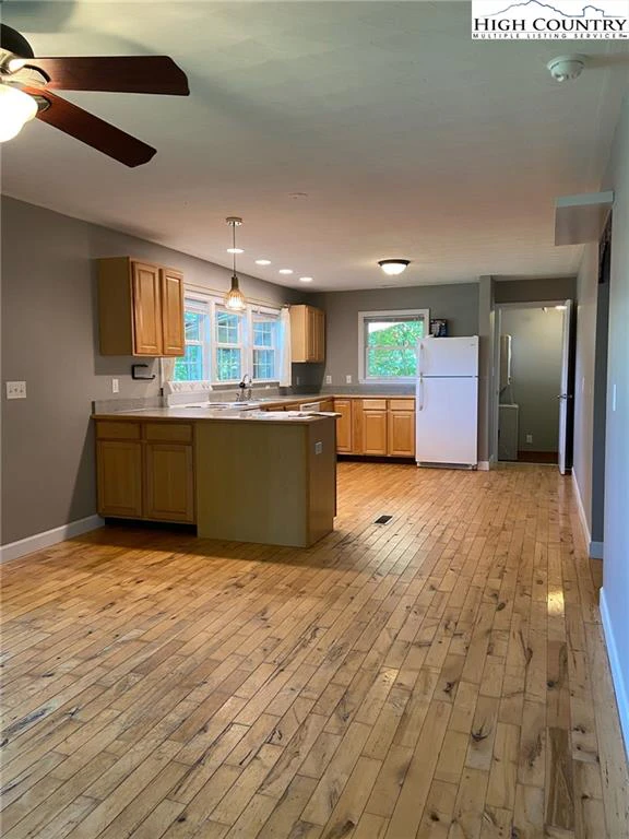 Image number 4 for the current listing