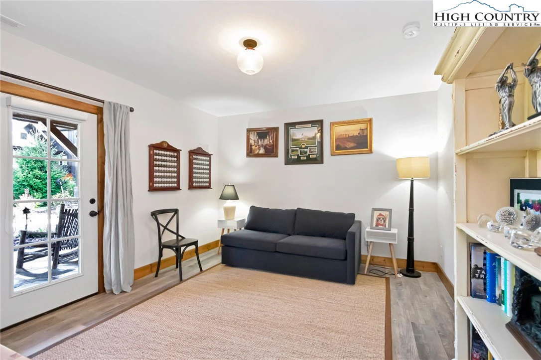 Image number 14 for the current listing
