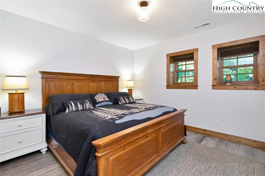 Image number 16 for the current listing