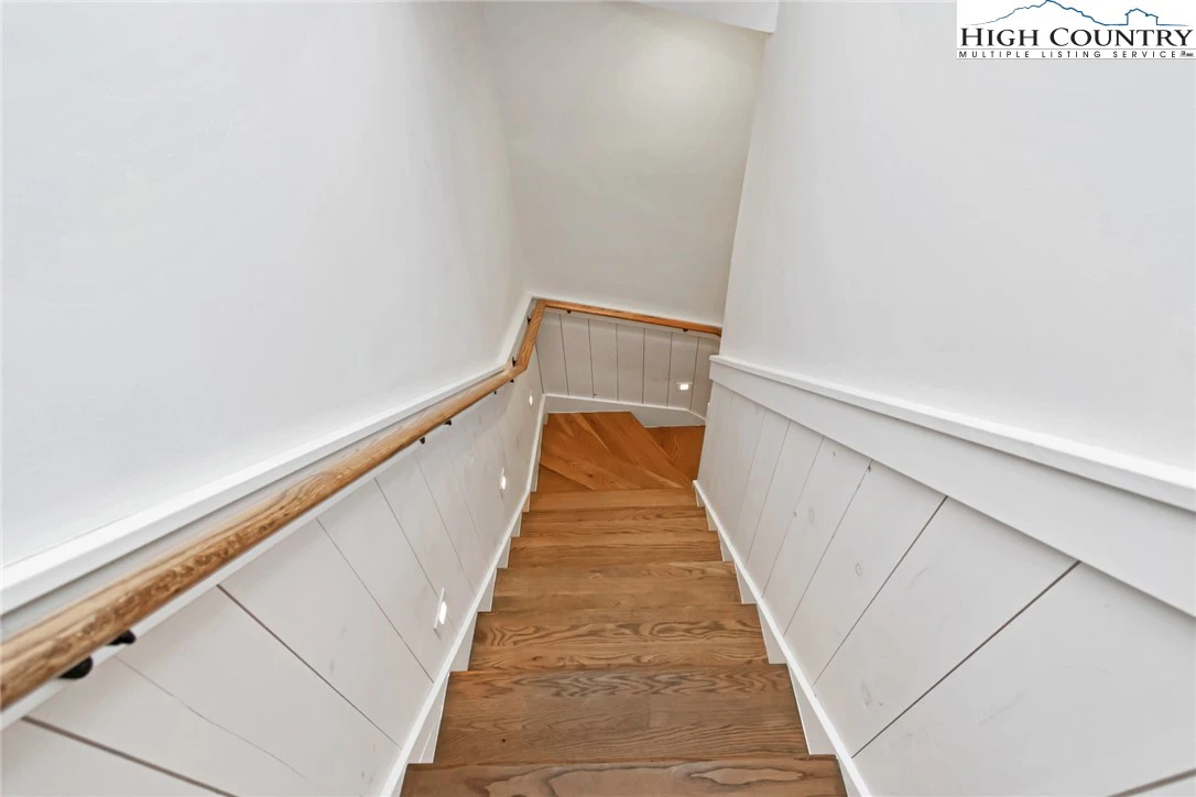 Image number 9 for the current listing