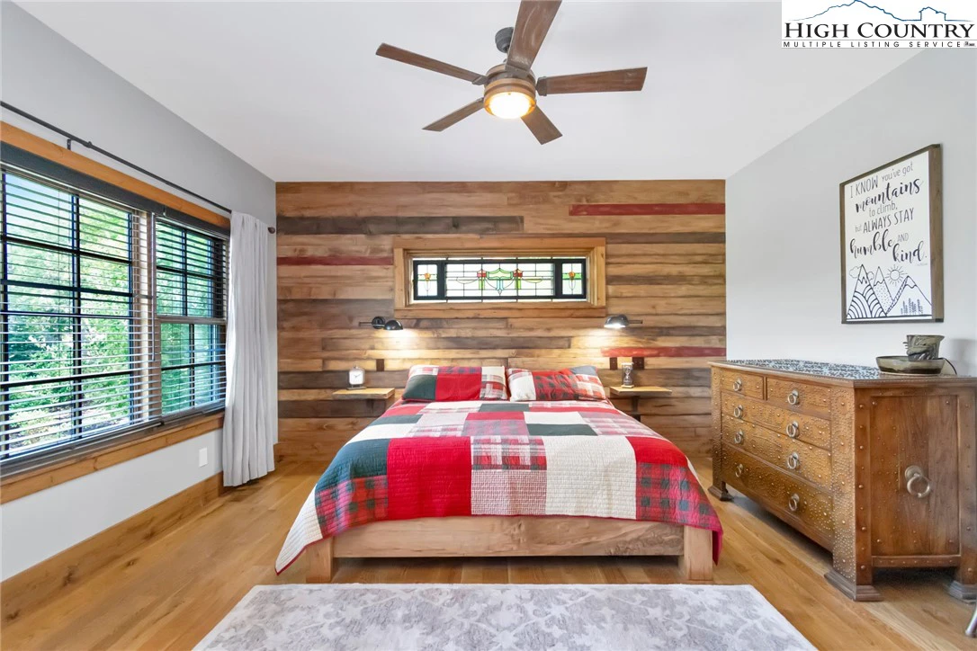 Image number 3 for the current listing