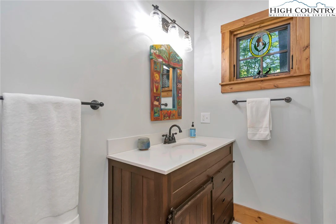 Image number 8 for the current listing