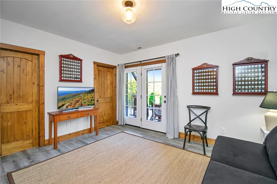 Image number 2 for the current listing