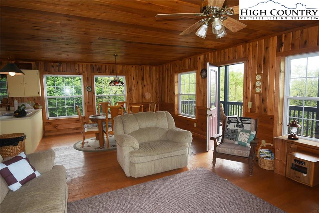 Image number 17 for the current listing