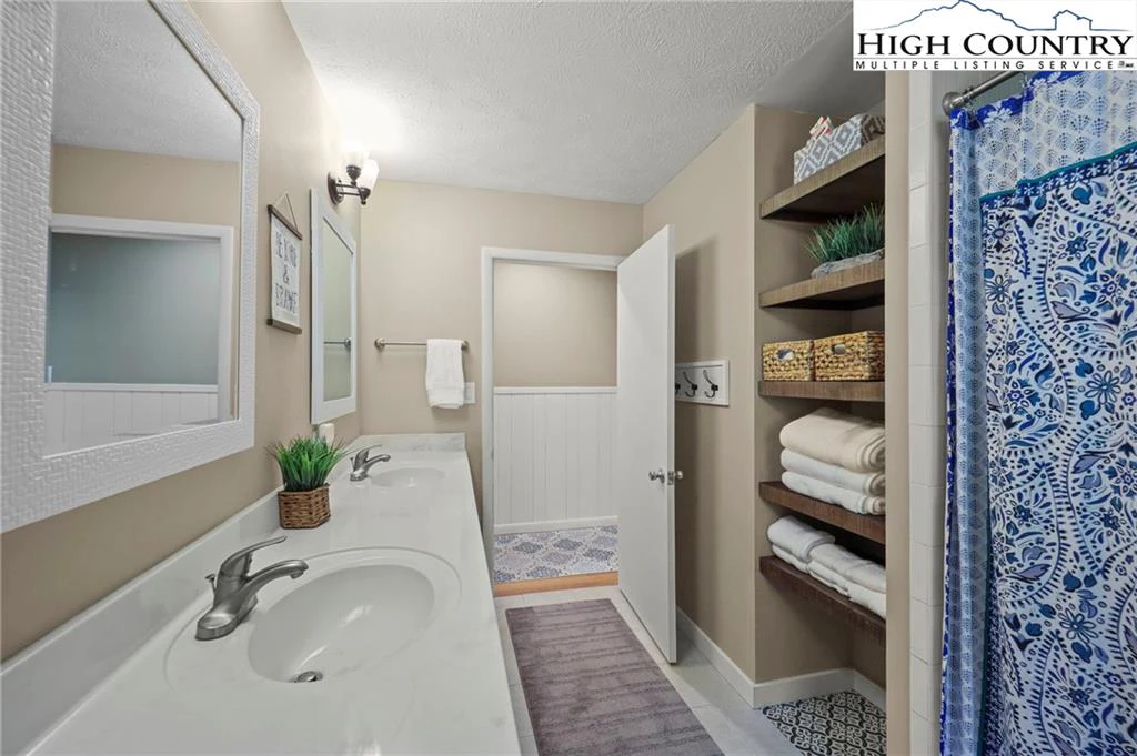 Image number 3 for the current listing