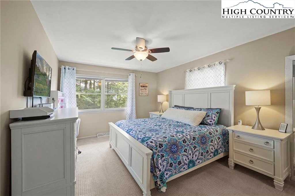 Image number 4 for the current listing