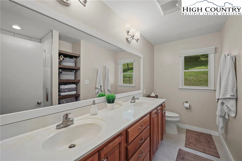 Image number 8 for the current listing