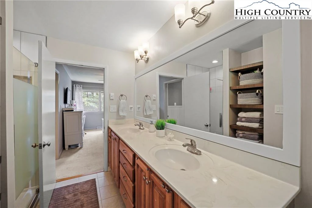 Image number 9 for the current listing