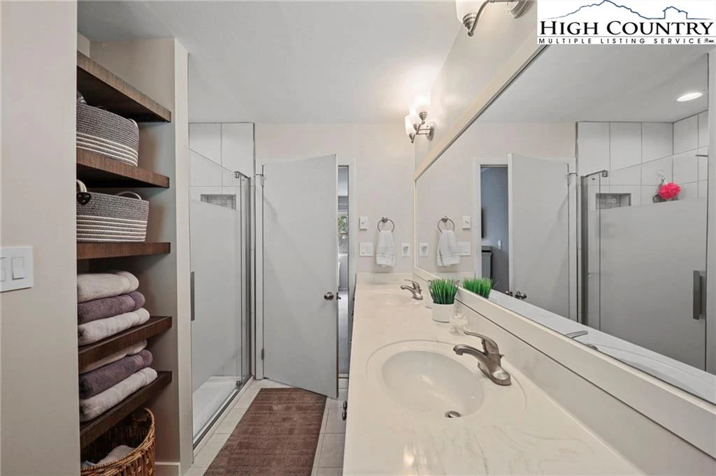 Image number 10 for the current listing