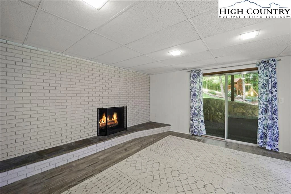 Image number 13 for the current listing