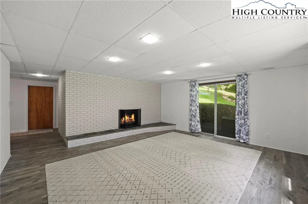 Image number 2 for the current listing
