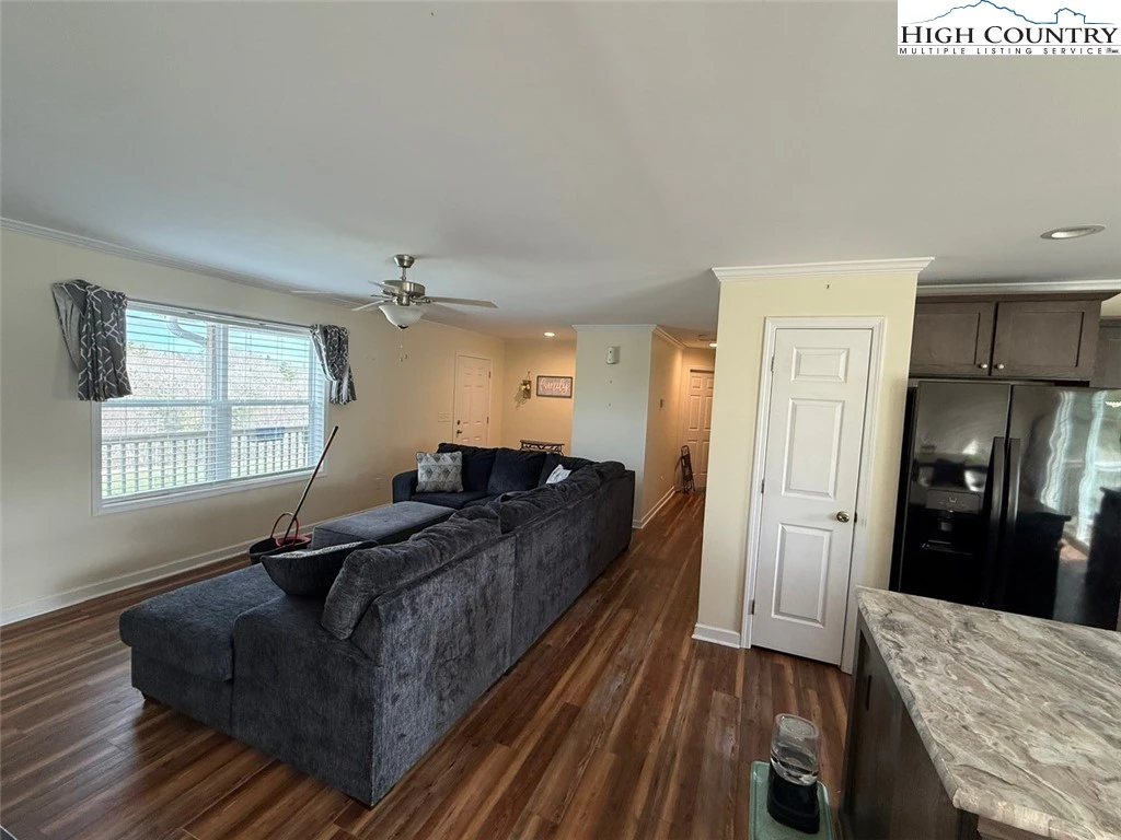 Image number 14 for the current listing