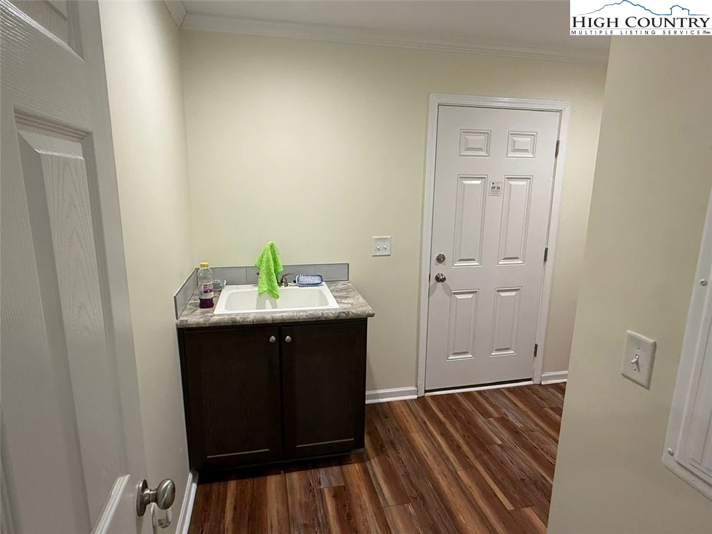 Image number 3 for the current listing