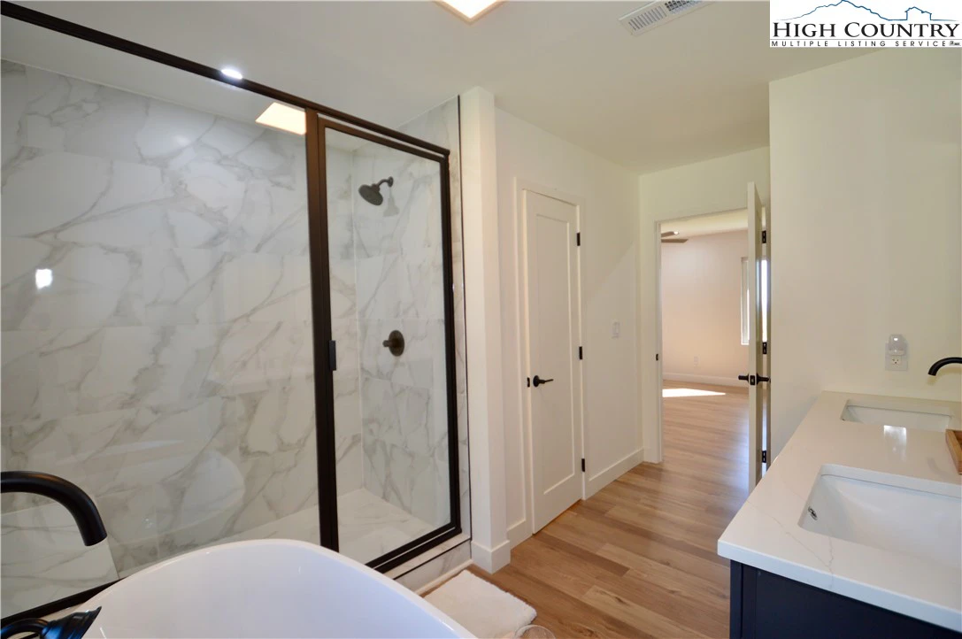 Image number 7 for the current listing