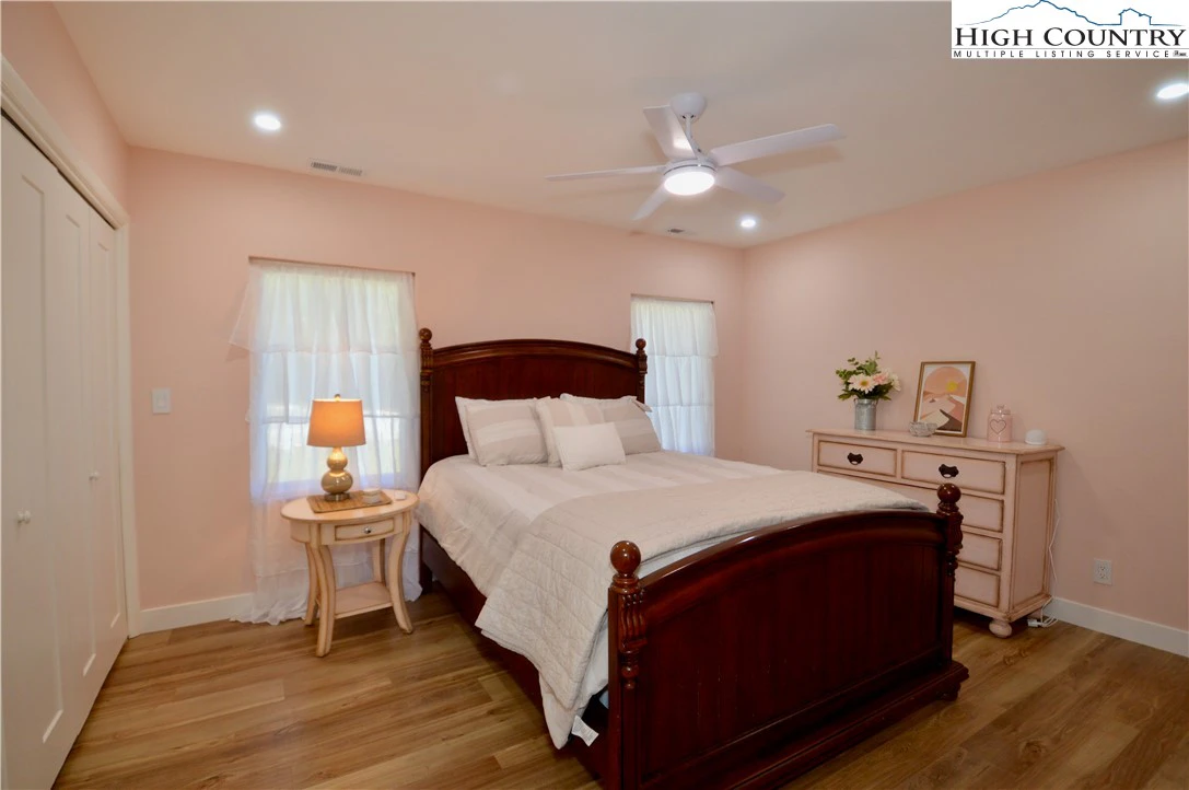 Image number 8 for the current listing