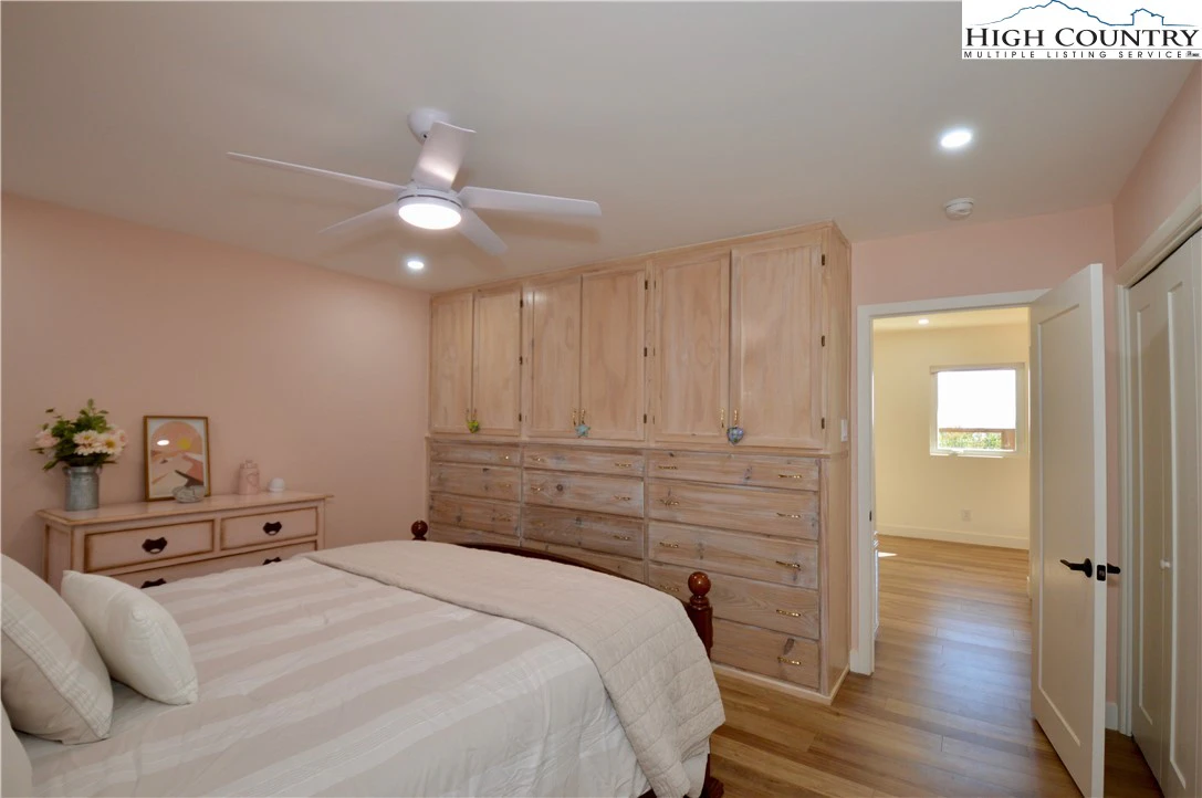 Image number 9 for the current listing