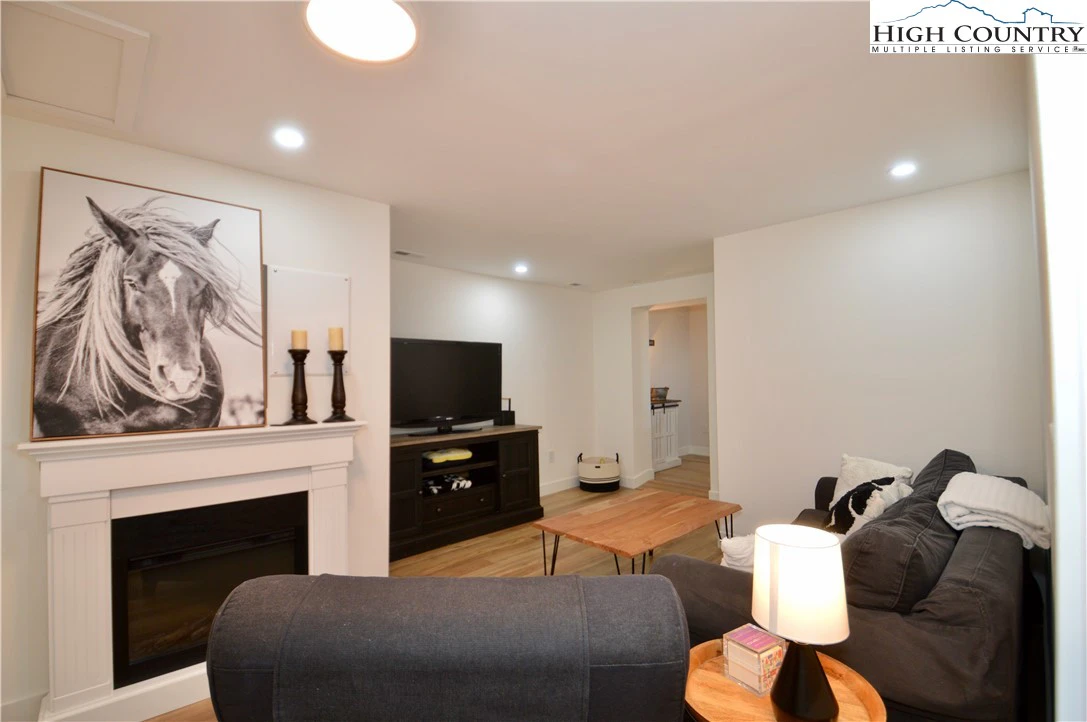 Image number 11 for the current listing