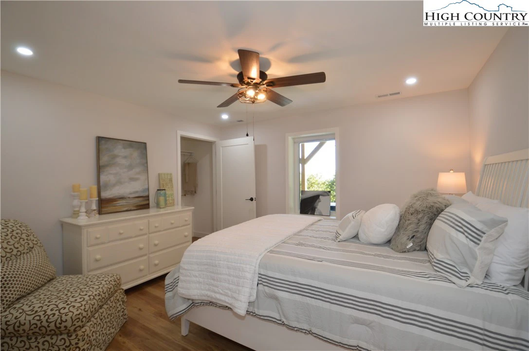 Image number 12 for the current listing