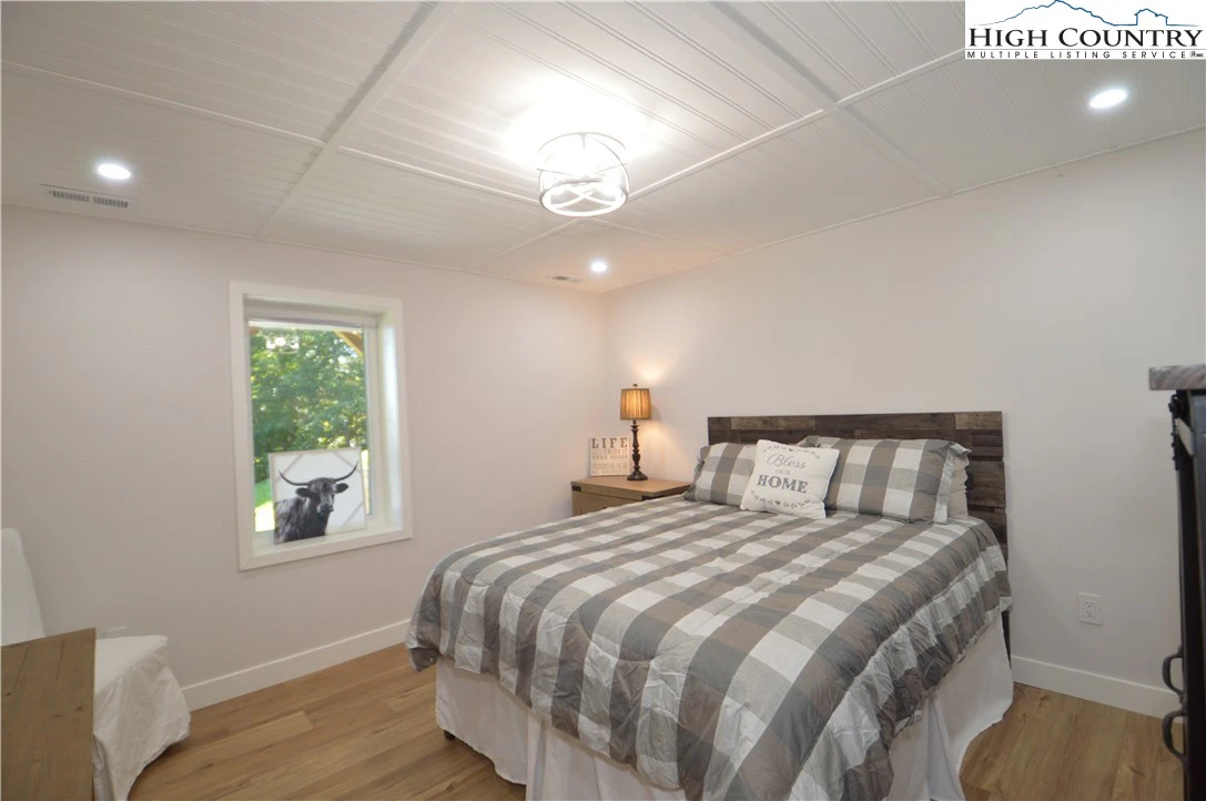Image number 2 for the current listing