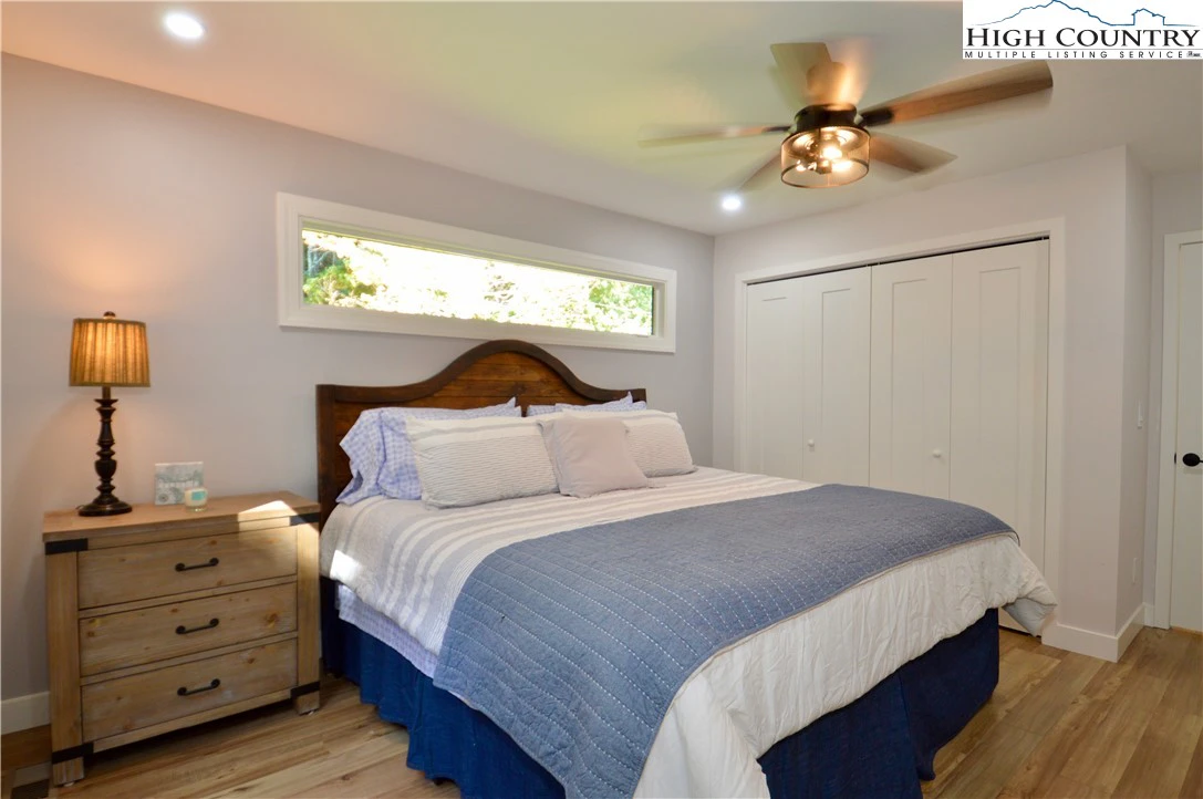 Image number 4 for the current listing