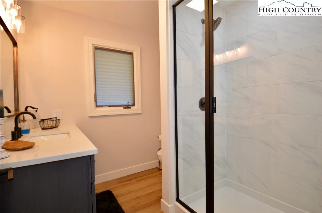Image number 6 for the current listing