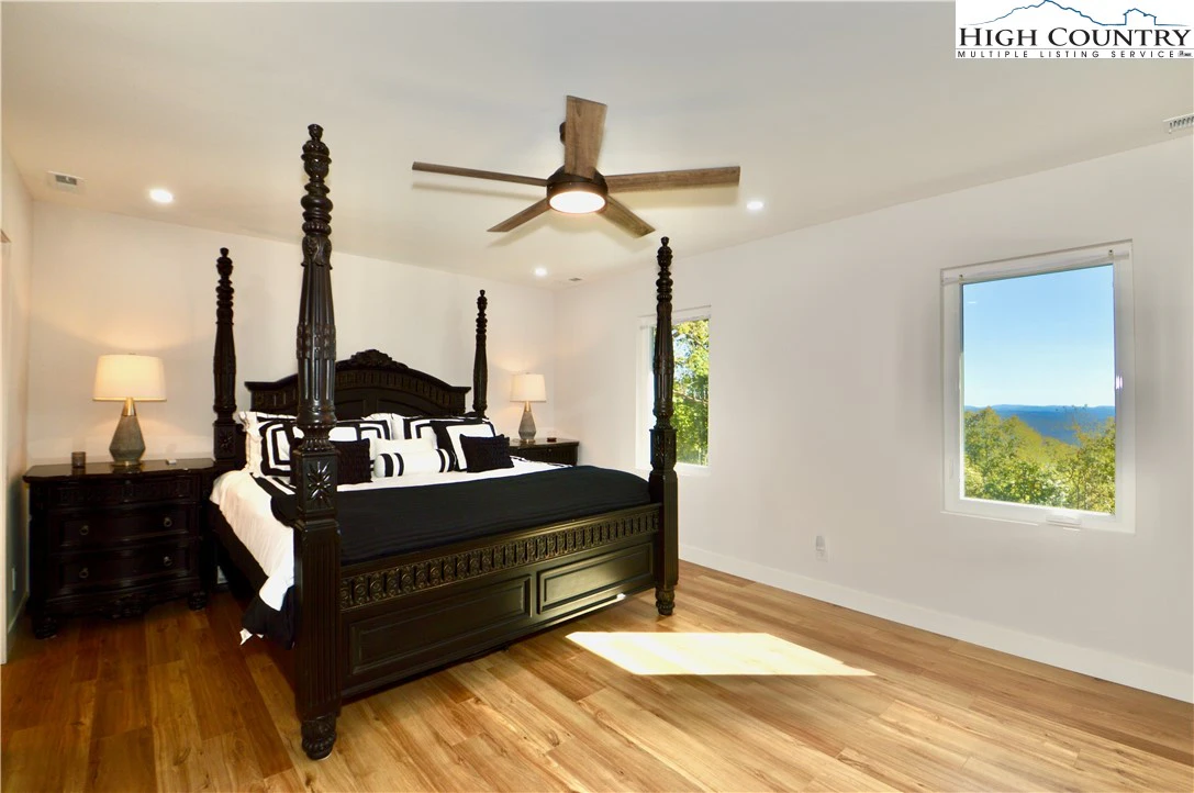 Image number 13 for the current listing