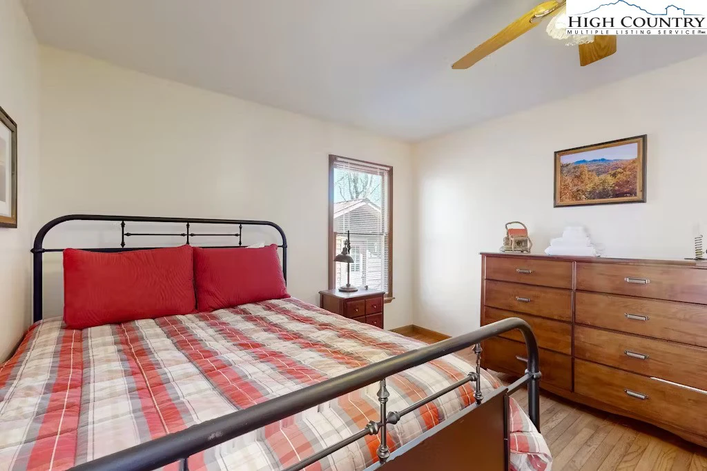 Image number 2 for the current listing