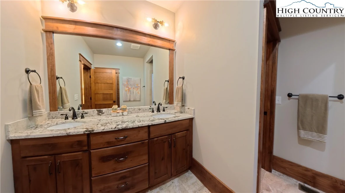 Image number 3 for the current listing