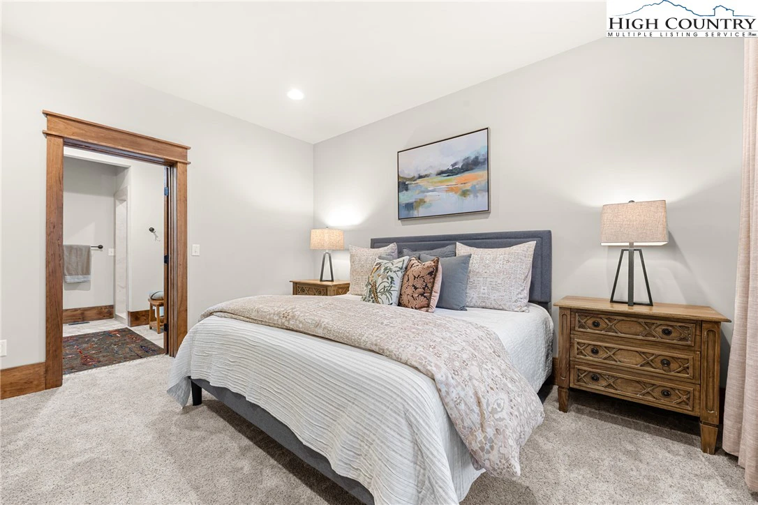 Image number 4 for the current listing