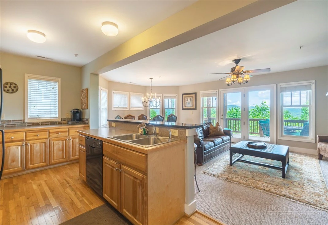 Image number 4 for the current listing
