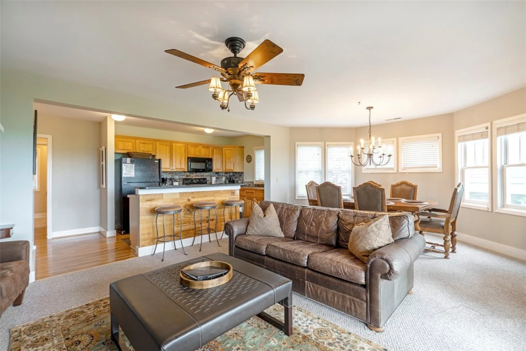 Image number 5 for the current listing
