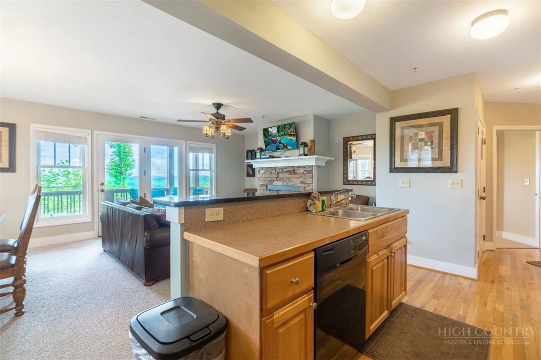 Image number 9 for the current listing