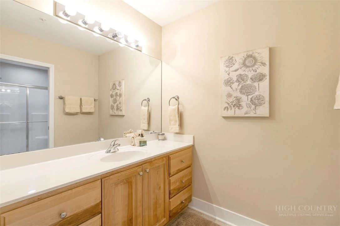 Image number 21 for the current listing