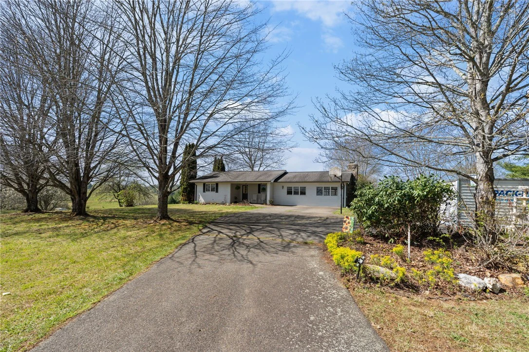 Image number 17 for the current listing