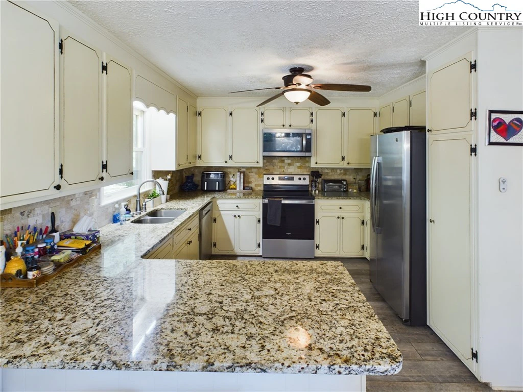 Image number 15 for the current listing